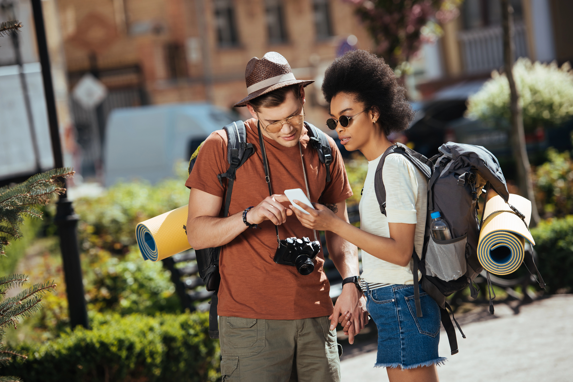 Pareja de turistas mirando una guía